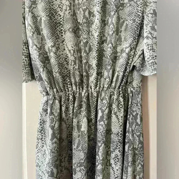EUC Time & Tru Snakeskin Gray Midi Women’s Size Small (4-6) - Picture 8 of 9